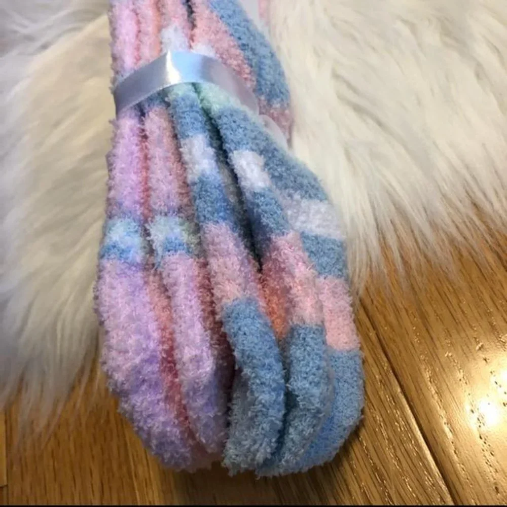 Aeropostale Girls 2 Pack Cozy Socks & 2 Hair Clips